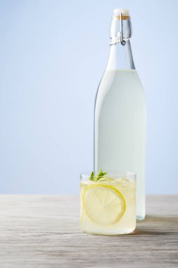 şişe ve bardak taze İtalyan limoncello ahşap yüzey üzerinde