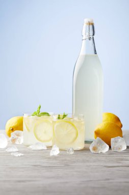 şişe ve bardak geleneksel İtalyan limoncello ahşap masa üzerinde