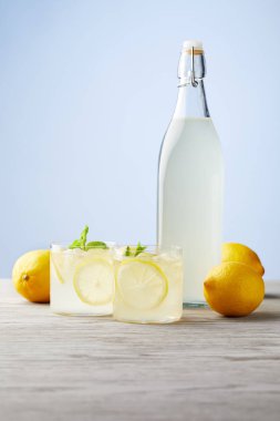 şişe ve bardak taze İtalyan limoncello ahşap masa üzerinde