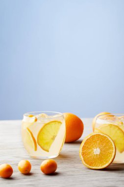 ahşap masa üzerinde olgunlaşmış portakal ile soğutmalı lezzetli limonata