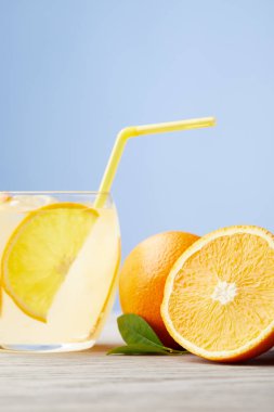 bardak portakal ahşap tablo ile lezzetli limonata
