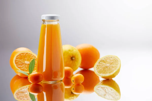 Botella Jugo Fresco Con Naranjas Limones Kumquats Superficie Reflectante — Foto de Stock
