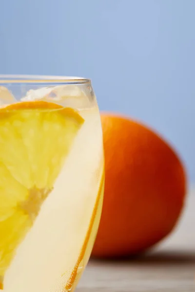 Gros Plan Verre Limonade Avec Orange Mûr Sur Surface Bois — Photo gratuite