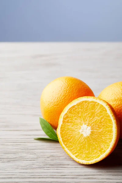 Primer Plano Racimo Naranjas Superficie Madera — Foto de stock gratuita