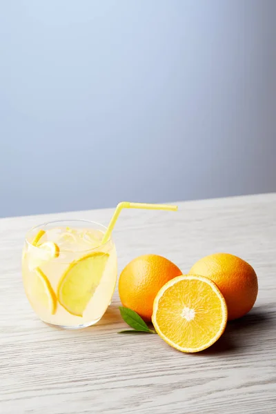 Vaso Limonada Fresca Con Naranjas Sobre Mesa Madera — Foto de stock gratis