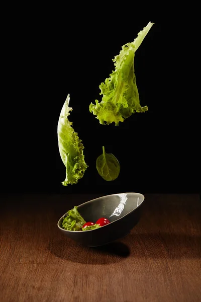 Verse Biologische Salade Vliegen Boven Houten Tafel Oppervlak — Stockfoto