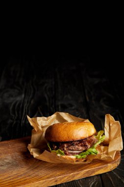 Lokanta lokanta ahşap tahta üzerinde hamburger ile cazip