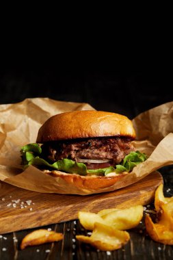 Burger ve kızarmış poatato altın ile cazip lokanta lokanta