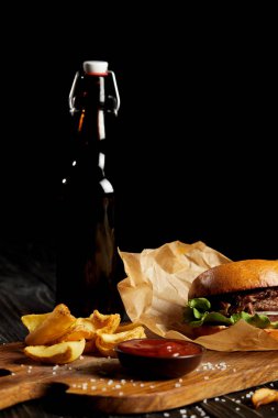 Hamburger ve bira ile hizmet patates ile abur cubur diner kümesi