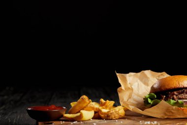 Lokanta lokanta hamburger patates ve masada ketçap ile cazip