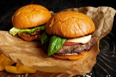 Sıcak hamburger ve patates kızartması Kraft kağıt üzerinde hizmet