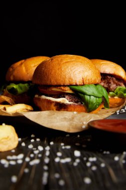 Hamburger tuz ile yakın çekim görünümünü ahşap tablo