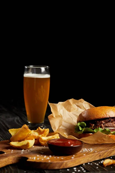 Jantar Fast Food Tentador Com Hambúrguer Batata Servida Com Cerveja — Fotografia de Stock