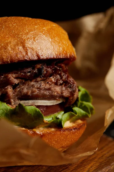 Lahodné Horké Burger Masem Salát Listový — Stock fotografie