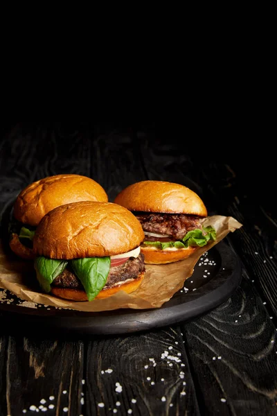 Conjunto Comida Chatarra Con Tres Hamburguesas Recién Cocinadas Bordo — Foto de Stock