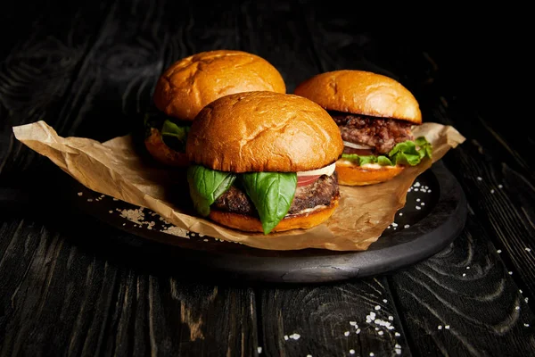 Jantar Fast Food Tentador Com Três Hambúrgueres Recém Cozidos Bordo — Fotografia de Stock