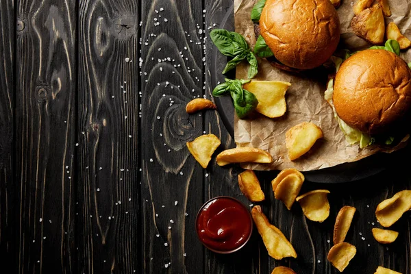 桌上有汉堡包和土豆的垃圾食品餐厅的顶部组合图 — 图库照片