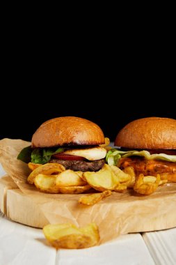 Abur cubur Diner hamburger ve patates kızartması ile beyaz masaya ayarla