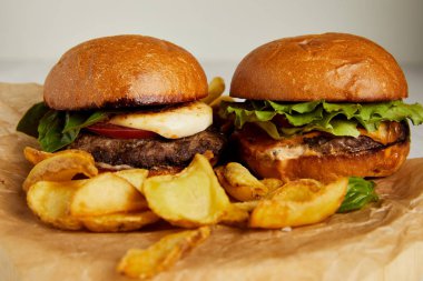 Abur cubur konseptiyle hamburger ve patates kızartması Kraft kağıt üzerinde