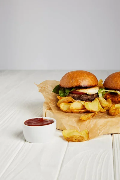 Jantar Fast Food Tentador Com Hambúrgueres Ketchup Mesa Branca — Fotografia de Stock