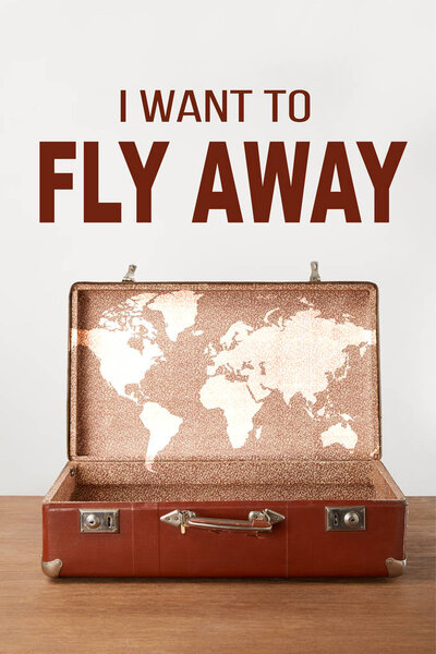 Открыть винтажный чемодан с картой и надписью "Я хочу улететь"
