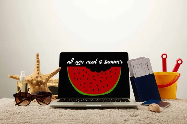 Zbliżenie Laptopa Wszystko Czego Potrzebujesz Jest Lato Ilustracja Literowanie Arbuz — Zdjęcie stockowe