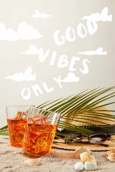 Nahaufnahme Von Strohhut Cocktails Muscheln Sonnenbrille Und Palmblatt Auf Sand — Stockfoto