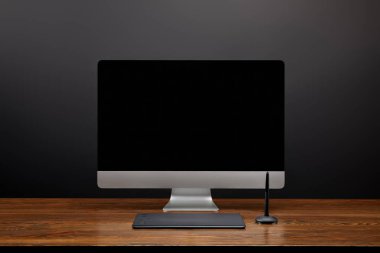 ahşap masa üzerinde boş bilgisayar ekranı ve grafik tablet ile tasarımcı çalışma alanı'nın görünümünü kapat