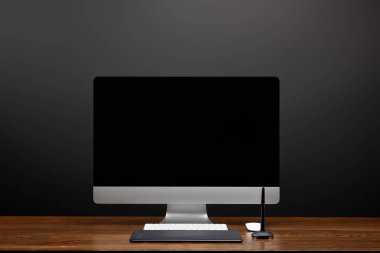 ahşap masa üzerinde boş bilgisayar ekranı ve grafik tablet ile tasarımcı çalışma alanı'nın görünümünü kapat