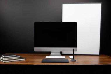 ahşap masa üzerinde grafik tablet, boş bilgisayar ekranı, dizüstü bilgisayarlar ve boş beyaz tahta ile grafik tasarımcı çalışma alanı'nın görünümünü kapat