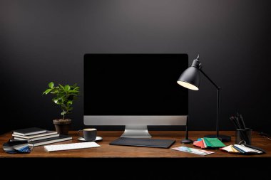 ahşap masa üzerinde grafik tablet, boş bilgisayar ekranı, dizüstü bilgisayarlar ve palet ile grafik tasarımcı çalışma alanı'nın görünümü kadar kapatın