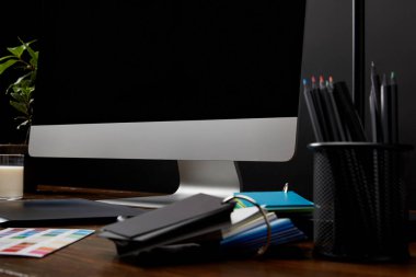 ahşap yüzey üzerinde renkli palet ve boş bilgisayar ekranı ile grafik tasarımcı çalışma alanı'nın görünümünü kapat