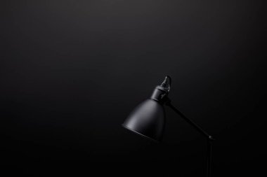 siyah duvar arka plan üzerinde siyah lamba görünümü kadar kapatın 