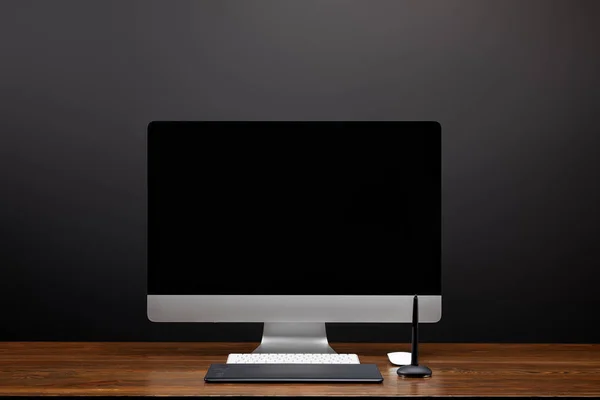 Zbliżenie Pracy Projektant Pusty Ekran Komputera Tabletu Graficznego Drewnianym Blatem — Zdjęcie stockowe