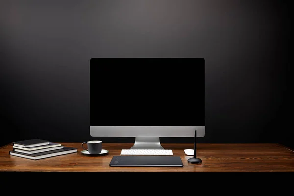 使用图形平板电脑 空白计算机屏幕 笔记本和咖啡杯在木制桌面上关闭图形设计师工作场所的视图 — 图库照片