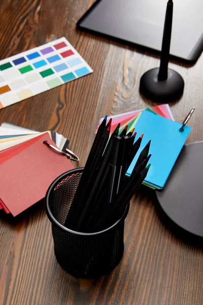 ahşap yüzey üzerinde renkli palet ve grafik tablet grafik tasarımcı çalışma alanı'nın görünümünü kapat