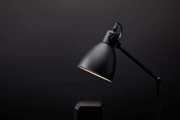 Close Van Zwarte Audio Luidspreker Lamp Zwarte Muur Achtergrond — Stockfoto