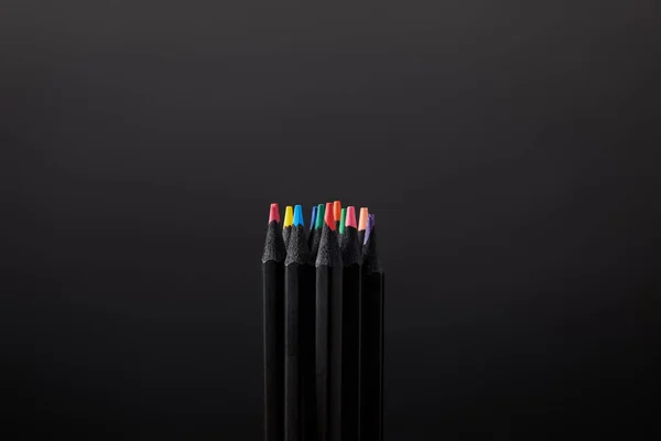 Vue Rapprochée Des Crayons Disposés Sur Fond Mur Noir — Photo