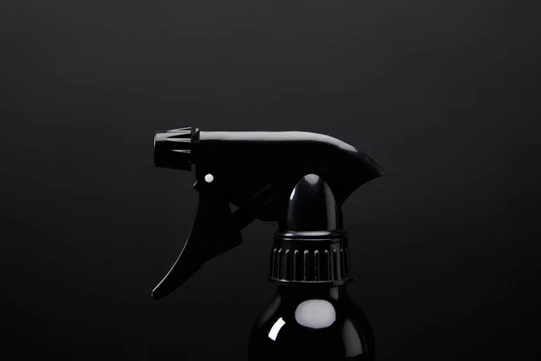 Vista Cerca Botella Spray Negro Sobre Fondo Pared Negro — Foto de Stock