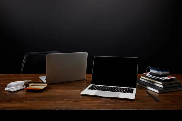 Vista Perto Local Trabalho Designer Com Laptops Cadernos Paletes Mesa — Fotografia de Stock