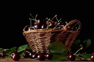 Eski sepet ahşap masa ve siyah taze kırmızı tatlı kiraz