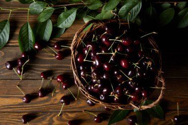Eski sepet içinde olgun kiraz ahşap tablo yukarıdan bırakır