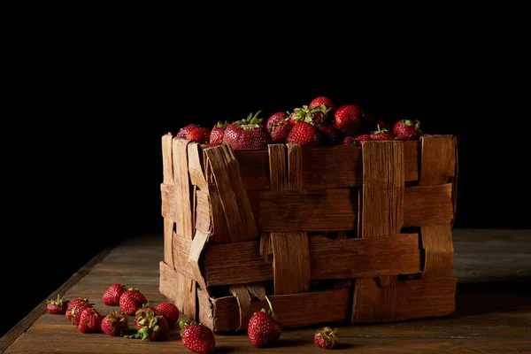 Ώριμες Φράουλες Αγροτικό Πλαίσιο Στην Ξύλινη Επιφάνεια Και Μαύρο — Φωτογραφία Αρχείου