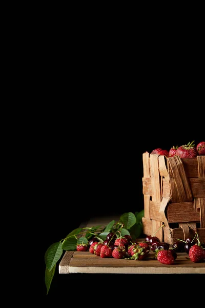 Cerezas Maduras Fresas Mesa Madera Negro — Foto de stock gratis