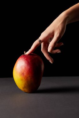 mango siyah arka plan üzerine dokunmadan kadın resim kırpılmış 