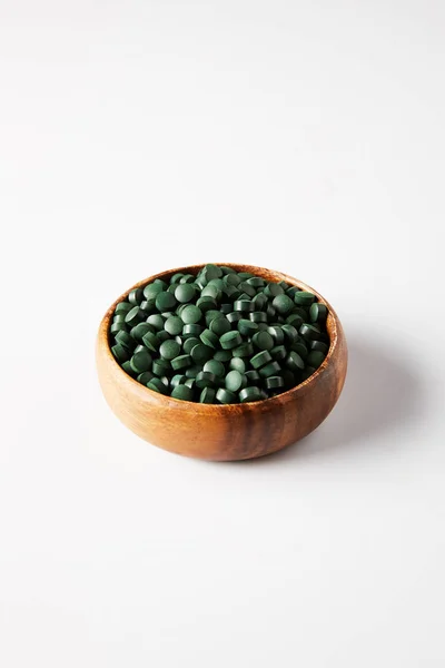 Dřevěná Miska Hromadou Spirulina Tablety Šedém Pozadí — Stock fotografie