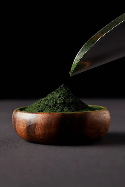 Selective Focus Scoop Spirulina Powder Wooden Bowl Black Background — Free Stock Photo