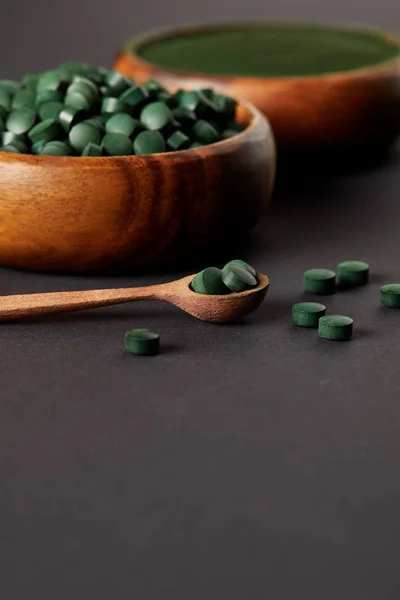 Selective Focus Wooden Spoon Bowls Ground Spirulina Spirulina Pills Grey — Stock Photo, Image