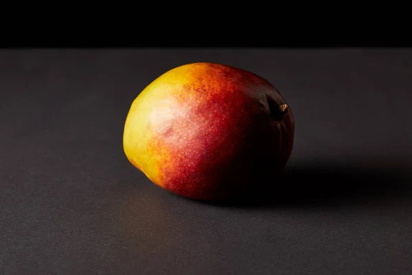 Čerstvé Zralé Mango Černém Pozadí — Stock fotografie