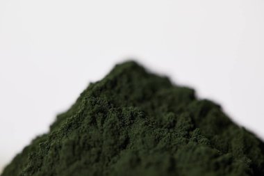 seçici odak gri arka plan üzerinde izole spirulina yosun tozu 